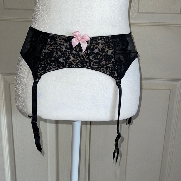 Victoria’s Secret Animal Print Under Black Lace Garter Belt - Picture 1 of 7